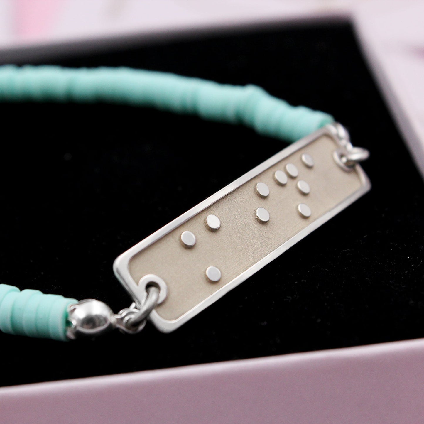 Bracelet personnalisé en Braille : prénom, argent et perles
