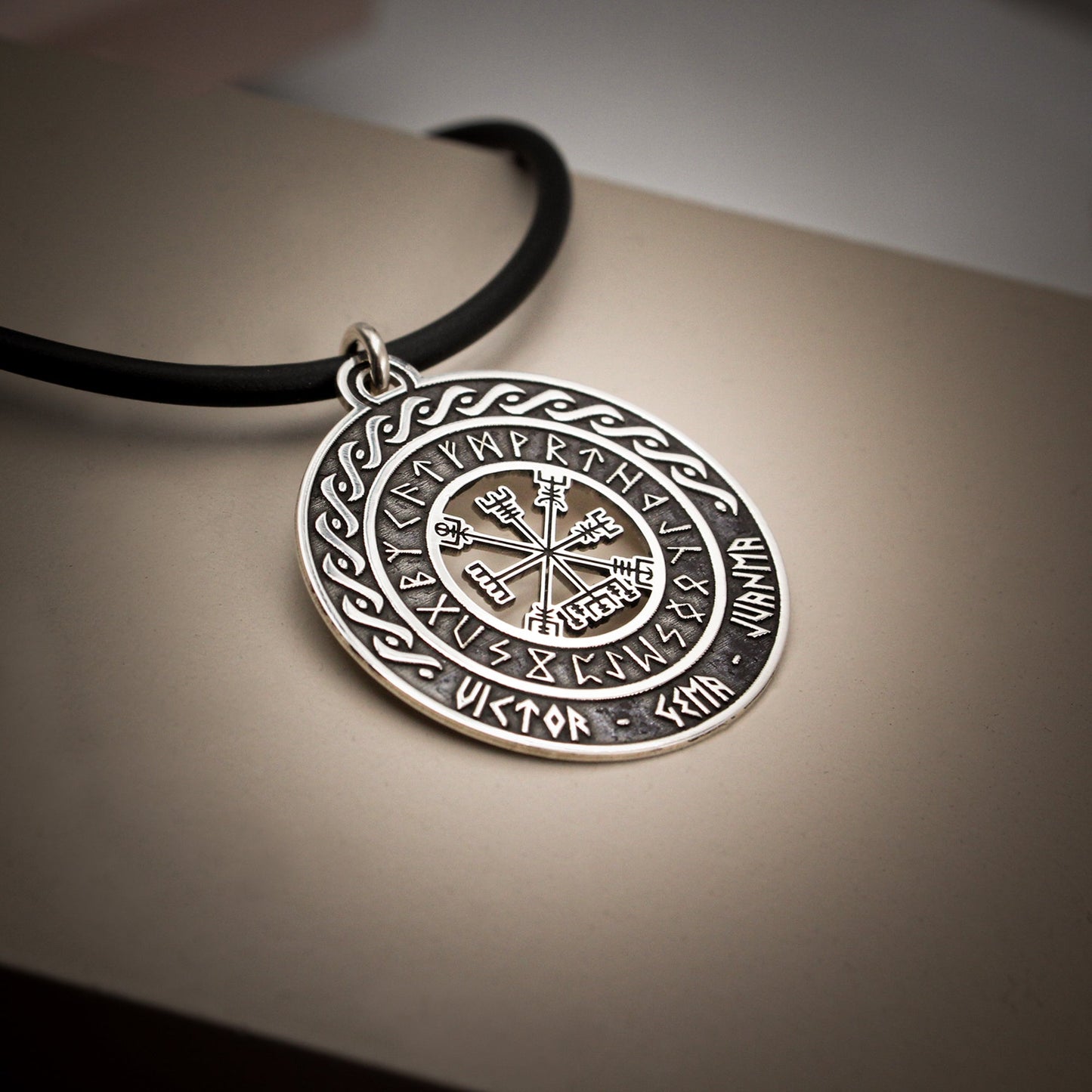 Pendentif Viking Vegvísir en Argent 925 Personnalisé avec Noms