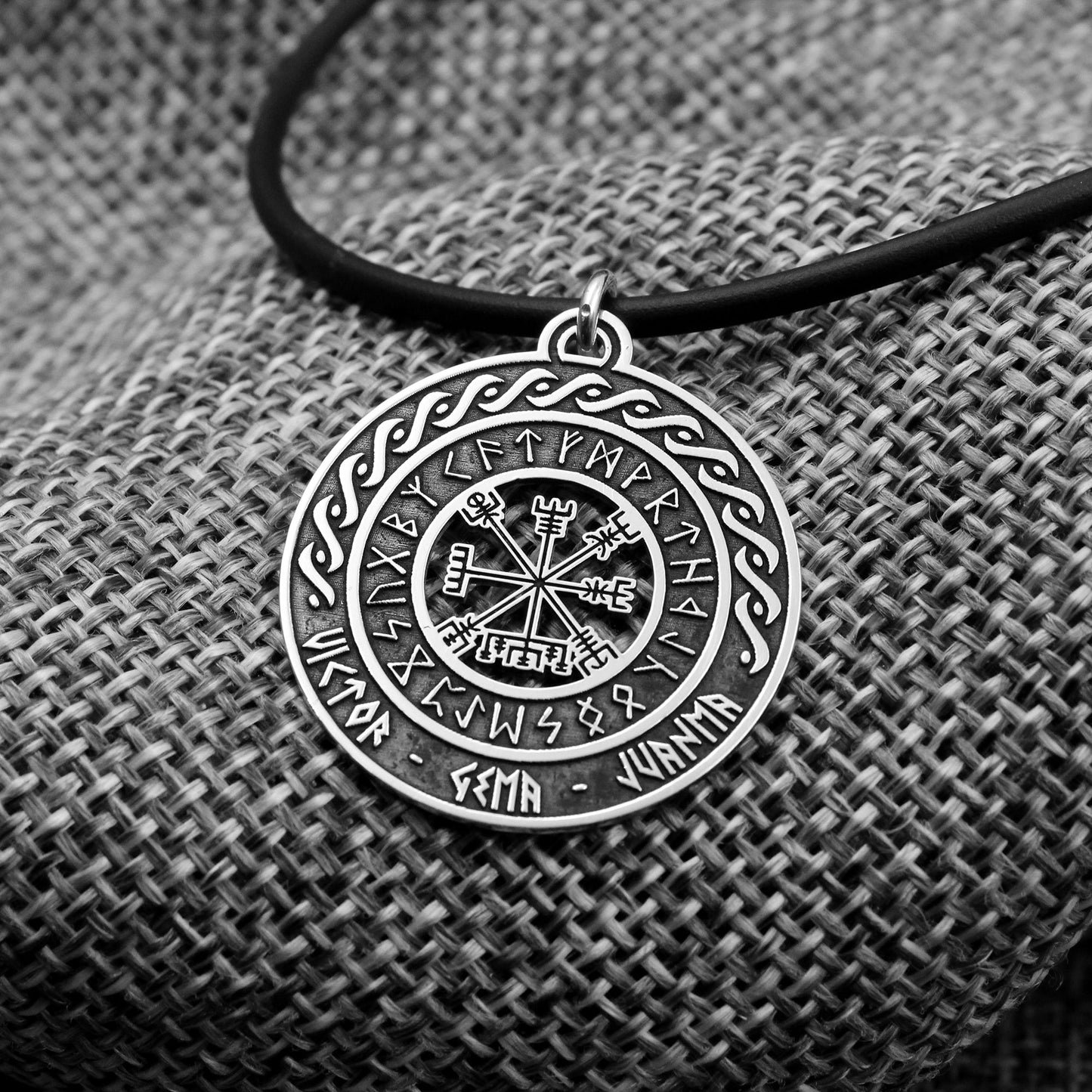 Pendentif Viking Vegvísir en Argent 925 Personnalisé avec Noms